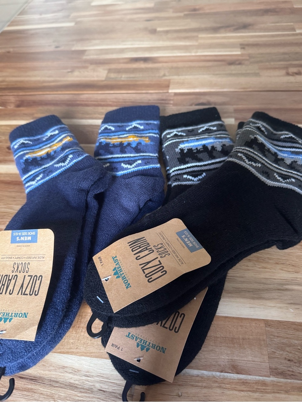 Cozy Cabin Men's Crew Socks - Blue & Black 4 pairs! NWT aloe infused